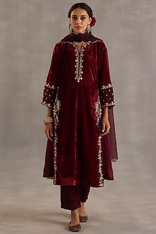 Garnet Velvet Sequins Embroidered Kurta Set by Begum Pret