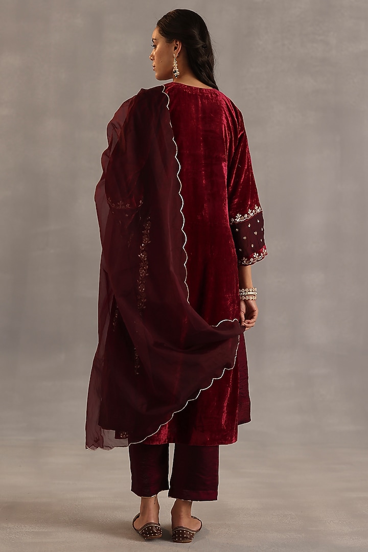 Garnet Velvet Sequins Embroidered Kurta Set by Begum Pret at Pernia's Pop Up Shop