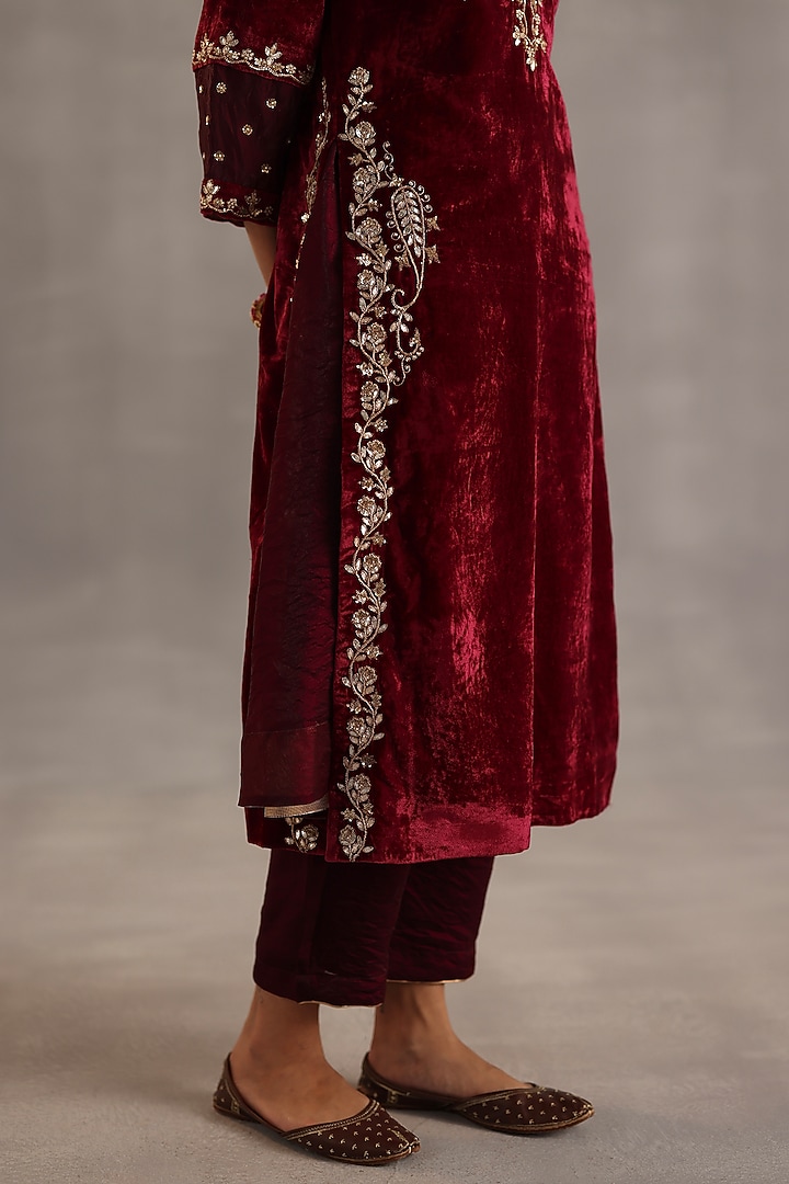 Garnet Velvet Sequins Embroidered Kurta Set by Begum Pret at Pernia's Pop Up Shop