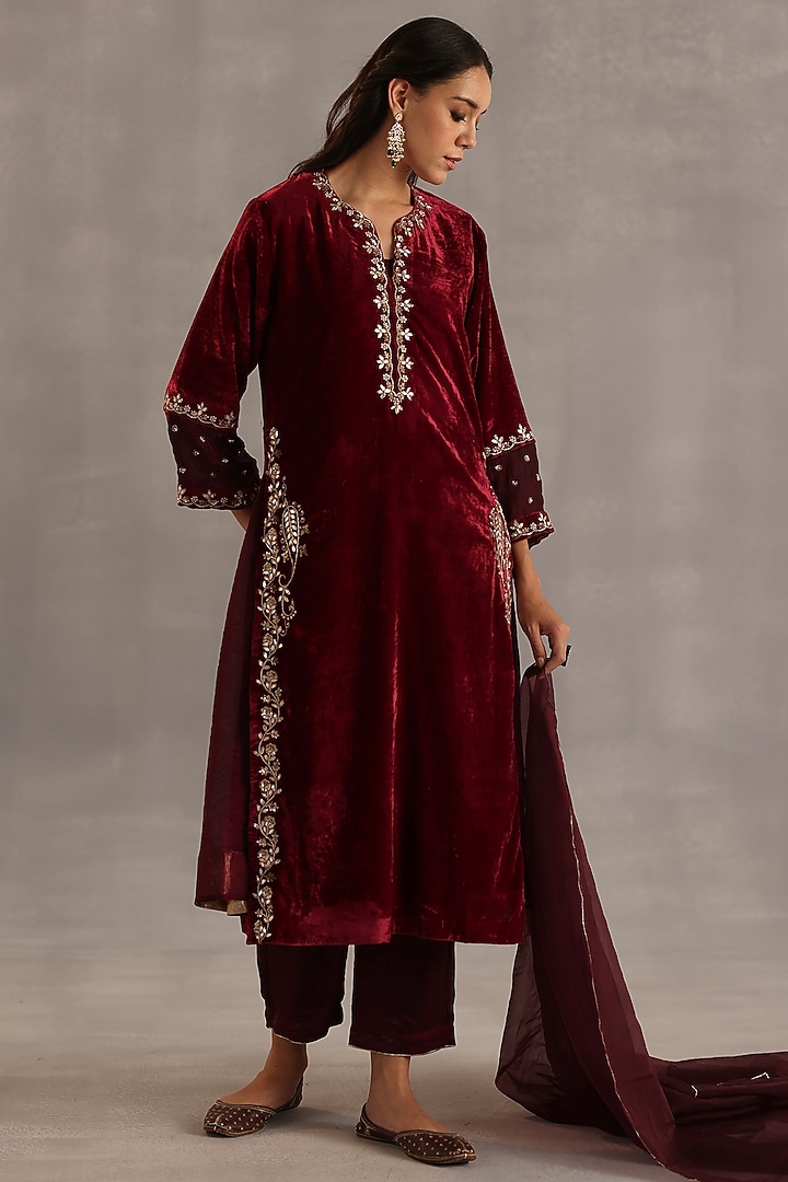 Garnet Velvet Sequins Embroidered Kurta Set by Begum Pret at Pernia's Pop Up Shop