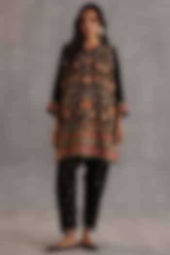 Black Habutai Silk Embroidered Kurta Set by Begum Pret at Pernia's Pop Up Shop