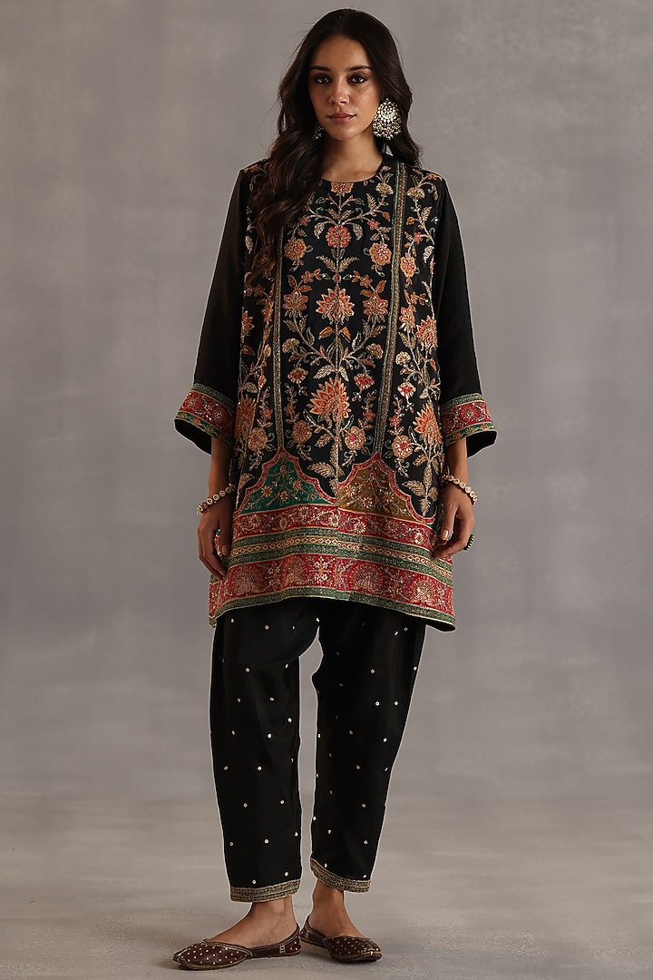 Black Habutai Silk Embroidered Kurta Set by Begum Pret at Pernia's Pop Up Shop