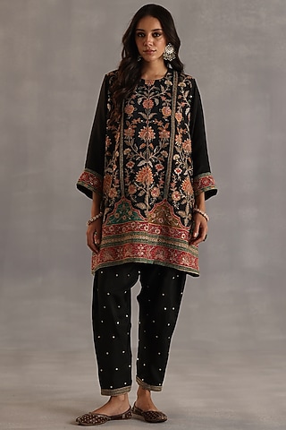 Black Habutai Silk Embroidered Kurta Set by Begum Pret
