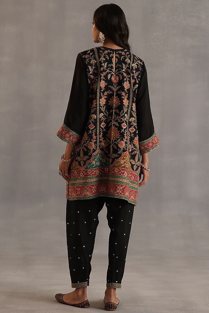 Black Habutai Silk Embroidered Kurta Set by Begum Pret at Pernia's Pop Up Shop