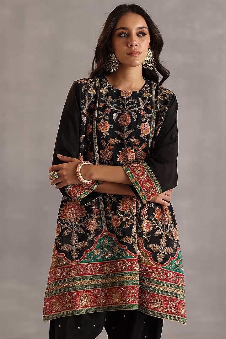 Black Habutai Silk Embroidered Kurta Set by Begum Pret at Pernia's Pop Up Shop