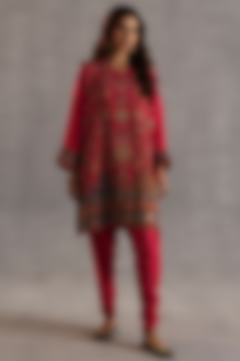 Magenta Habutai Silk Embroidered Kurta Set by Begum Pret at Pernia's Pop Up Shop