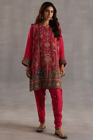 Magenta Habutai Silk Embroidered Kurta Set by Begum Pret