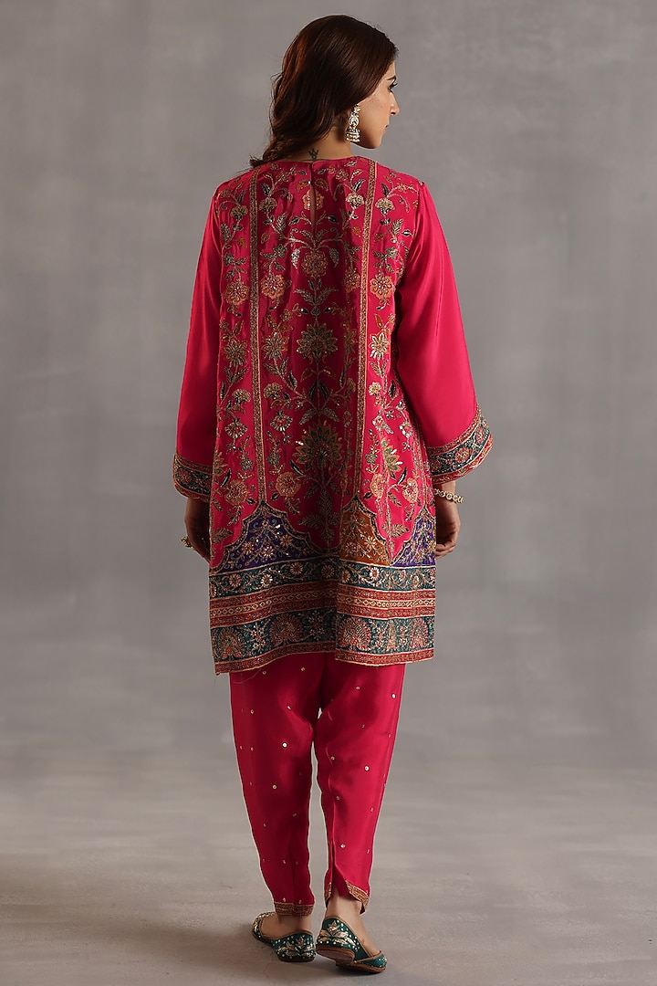 Magenta Habutai Silk Embroidered Kurta Set by Begum Pret at Pernia's Pop Up Shop