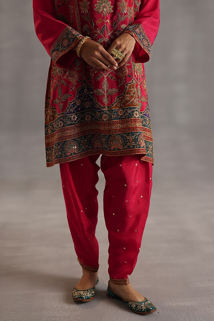Magenta Habutai Silk Embroidered Kurta Set by Begum Pret at Pernia's Pop Up Shop