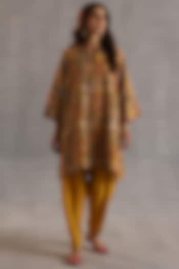 Yellow Habutai Silk Embroidered Kurta Set by Begum Pret at Pernia's Pop Up Shop