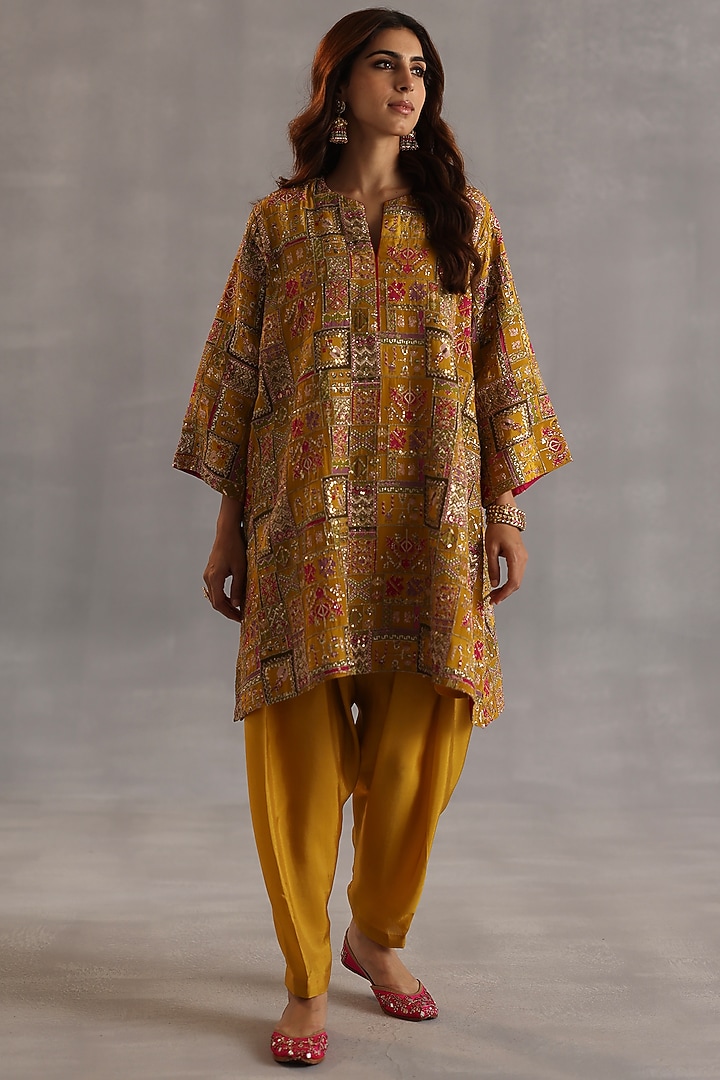 Yellow Habutai Silk Embroidered Kurta Set by Begum Pret at Pernia's Pop Up Shop