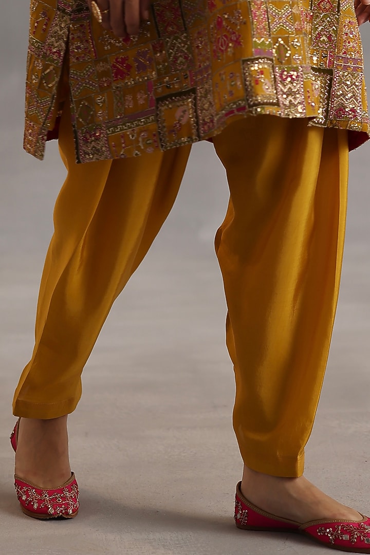 Yellow Habutai Silk Embroidered Kurta Set by Begum Pret at Pernia's Pop Up Shop