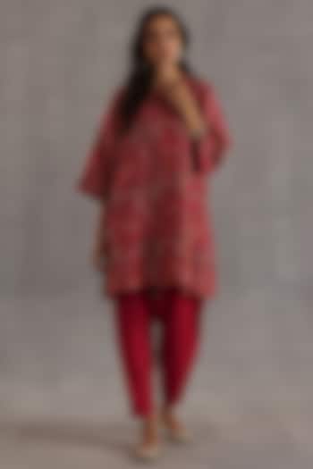 Magenta Habutai Silk Embroidered Kurta Set by Begum Pret at Pernia's Pop Up Shop