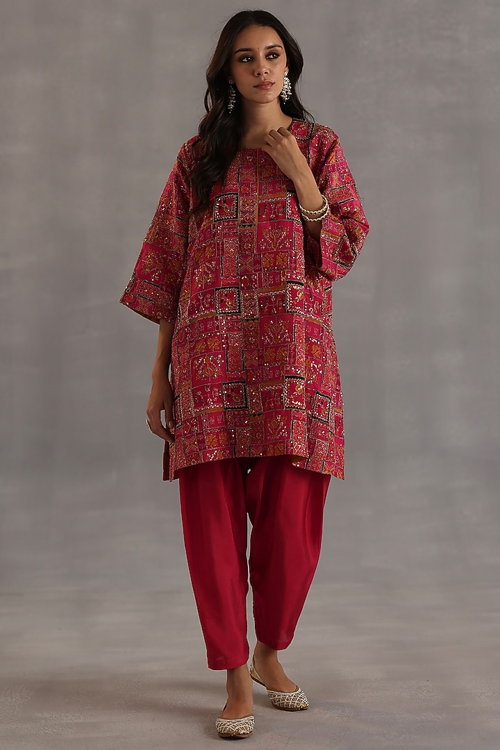 Magenta Habutai Silk Embroidered Kurta Set by Begum Pret at Pernia's Pop Up Shop