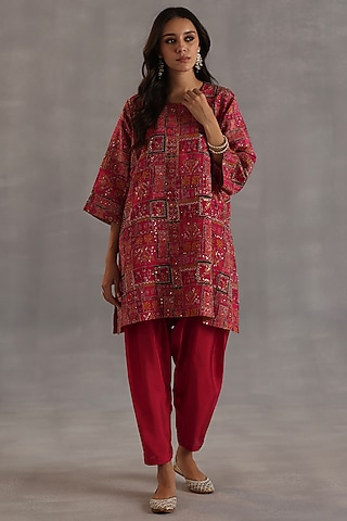 Magenta Habutai Silk Embroidered Kurta Set by Begum Pret
