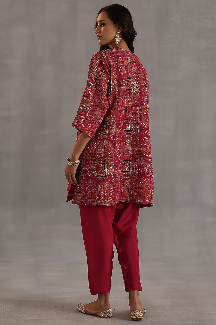 Magenta Habutai Silk Embroidered Kurta Set by Begum Pret at Pernia's Pop Up Shop