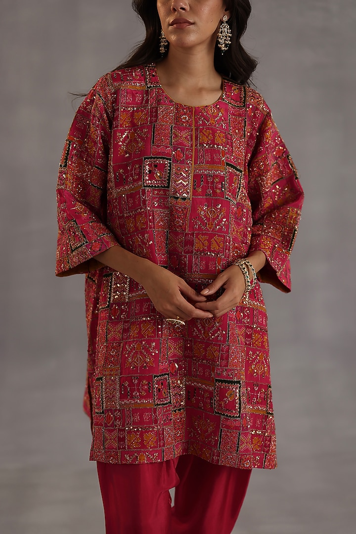 Magenta Habutai Silk Embroidered Kurta Set by Begum Pret at Pernia's Pop Up Shop