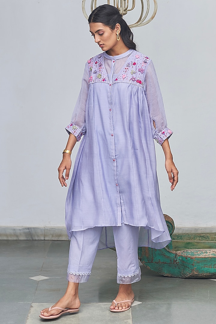 Periwinkle Floral Embroidered Kurta Set by Begum Pret at Pernia's Pop Up Shop