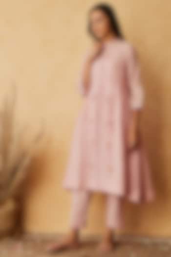 Seashell Pink Hand Embroidered Kurta Set by Begum Pret at Pernia's Pop Up Shop