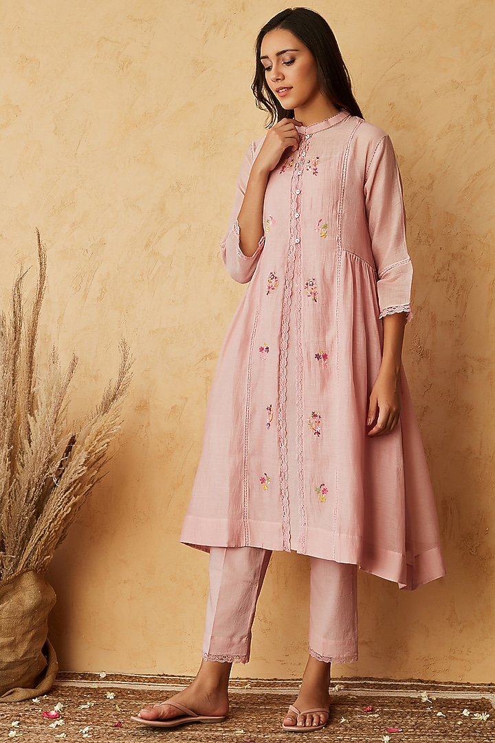 Seashell Pink Hand Embroidered Kurta Set by Begum Pret at Pernia's Pop Up Shop