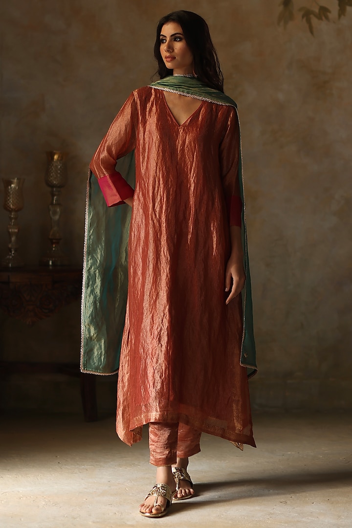 Metallic Peach Silk Tissue Zari Woven Kurta Set by Begum Pret at Pernia's Pop Up Shop