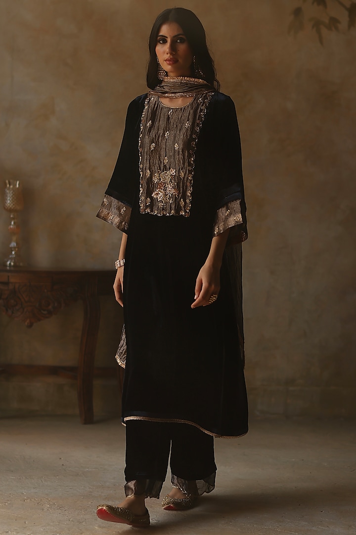 Blue Velvet Hand Embroidered Kurta Set by Begum Pret at Pernia's Pop Up Shop