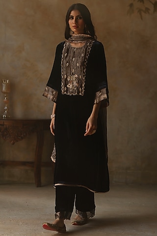 Blue Velvet Hand Embroidered Kurta Set by Begum Pret