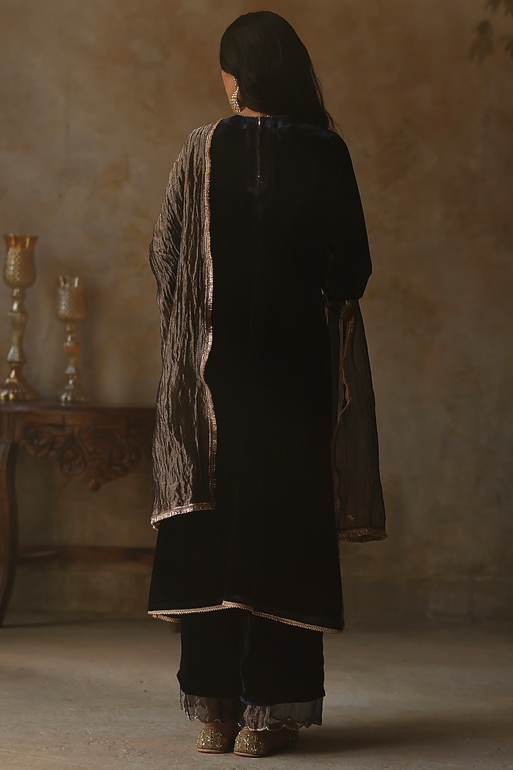 Blue Velvet Hand Embroidered Kurta Set by Begum Pret at Pernia's Pop Up Shop