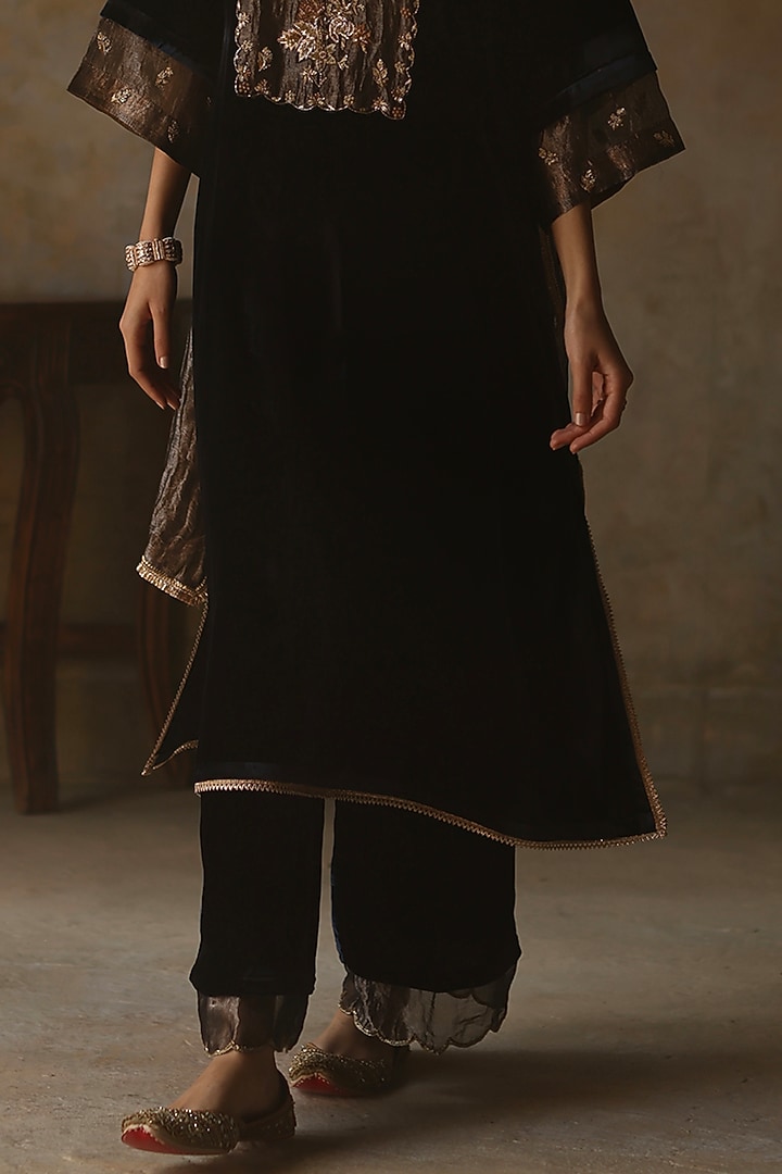 Blue Velvet Hand Embroidered Kurta Set by Begum Pret at Pernia's Pop Up Shop