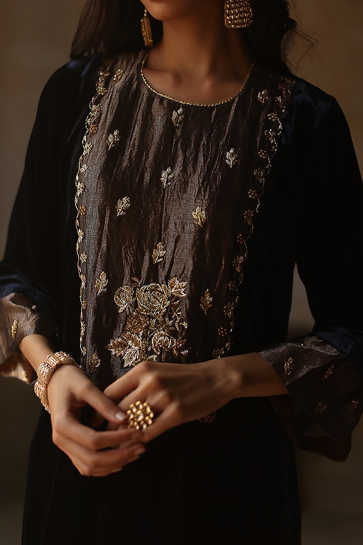 Blue Velvet Hand Embroidered Kurta Set by Begum Pret at Pernia's Pop Up Shop