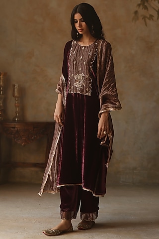 Garnet Velvet Hand Embroidered Kurta Set by Begum Pret