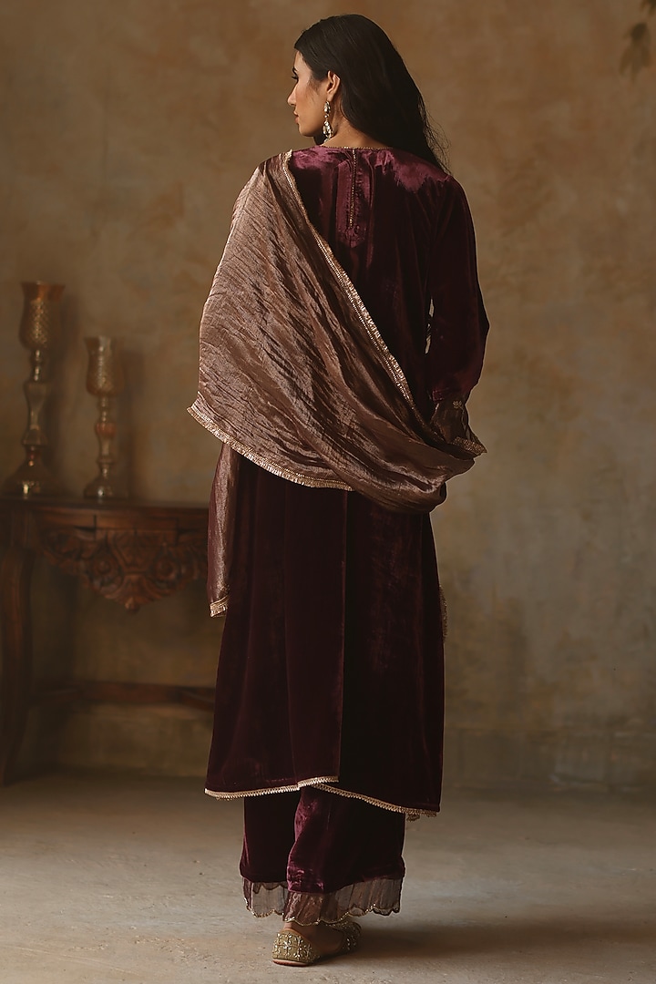 Garnet Velvet Hand Embroidered Kurta Set by Begum Pret at Pernia's Pop Up Shop