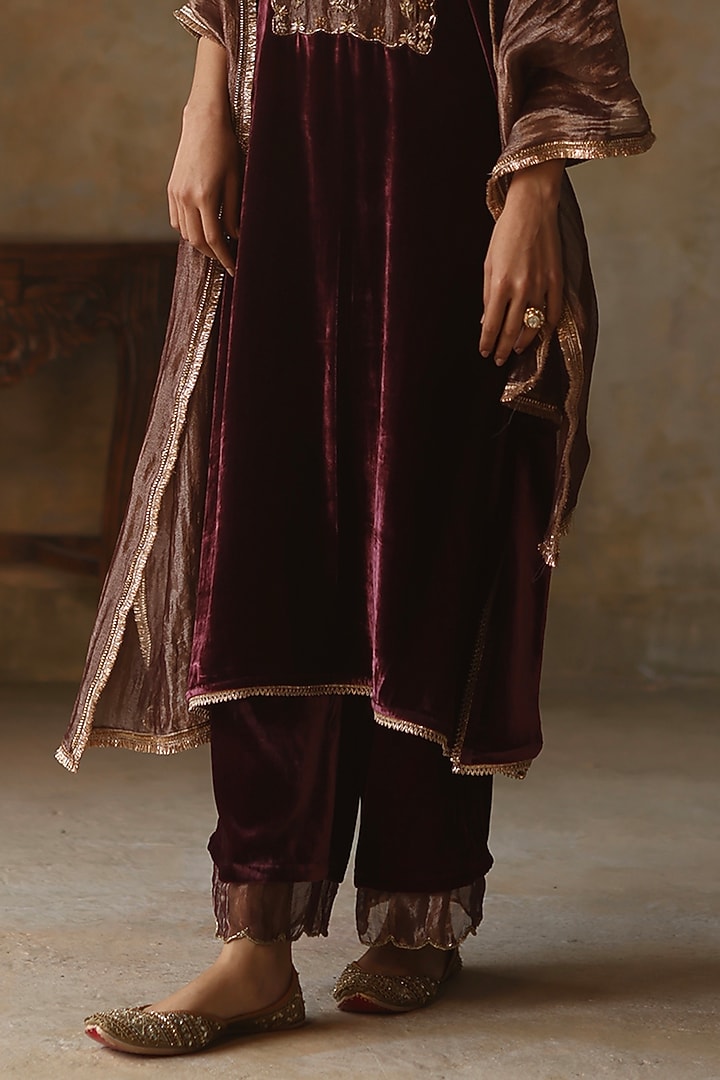 Garnet Velvet Hand Embroidered Kurta Set by Begum Pret at Pernia's Pop Up Shop