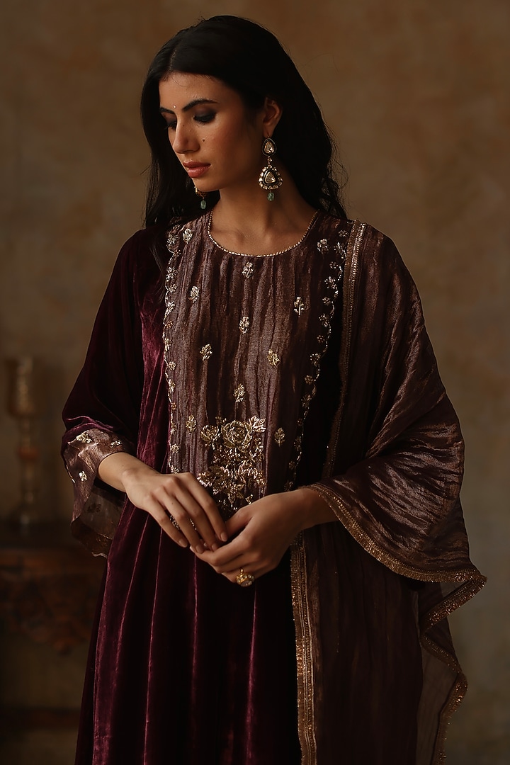 Garnet Velvet Hand Embroidered Kurta Set by Begum Pret at Pernia's Pop Up Shop