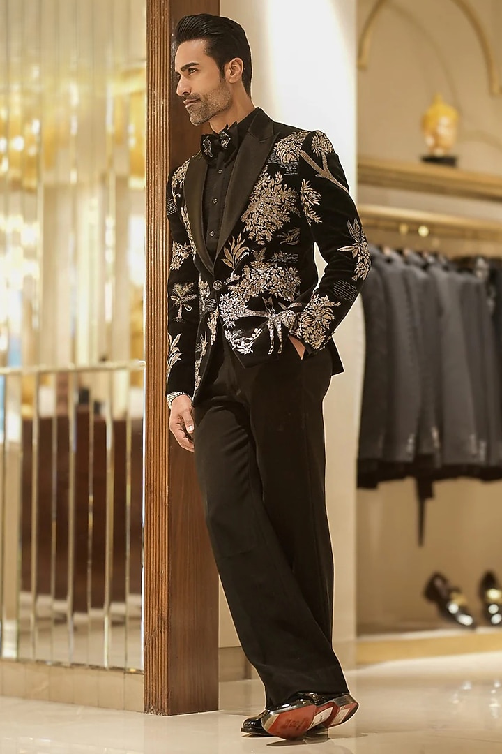 Black Magna Cutdana & Zari Embellished Blazer Set by Bharat Reshma at Pernia's Pop Up Shop