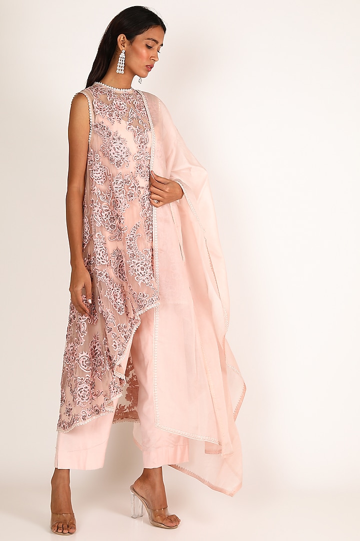 Pink Embroidered Kurta Set by Bhairavi Jaikishan