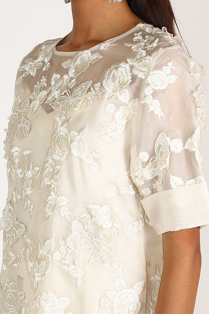 White Embroidered Kurta Set by Bhairavi Jaikishan at Pernia's Pop Up Shop