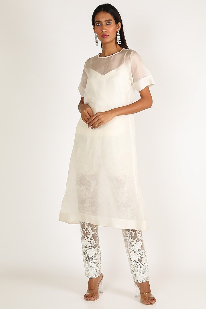 White Embroidered Kurta Set by Bhairavi Jaikishan