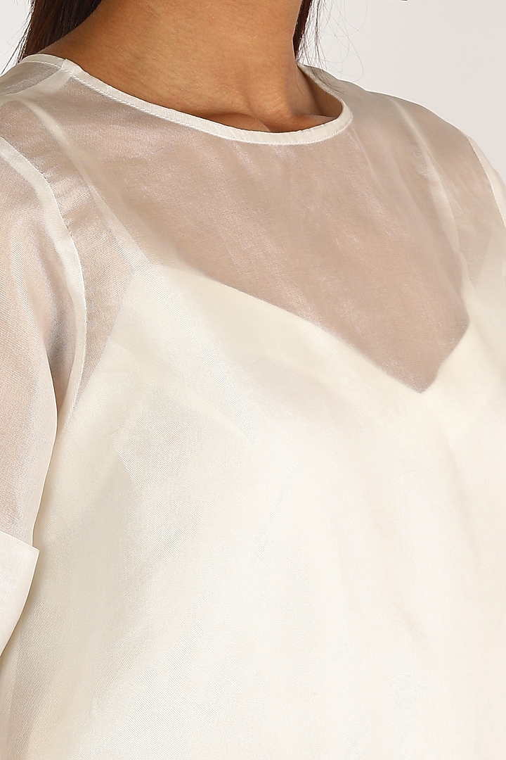 White Embroidered Kurta Set by Bhairavi Jaikishan at Pernia's Pop Up Shop