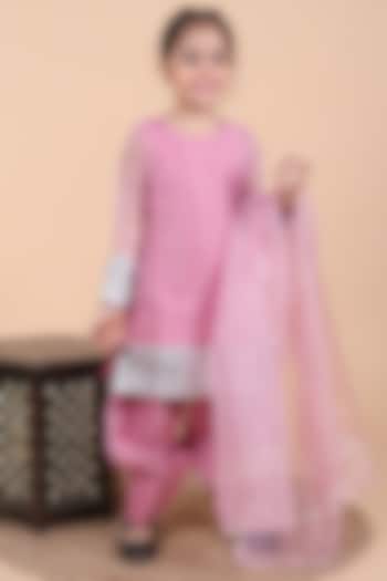 Onion Pink Tissue Embroidered Kurta Set For Girls by Little Blessings at Pernia's Pop Up Shop