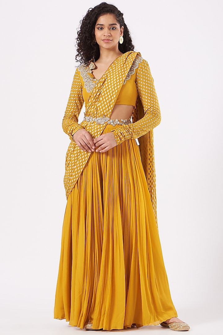 Mustard Georgette Printed Pleated Saree Set by Bhumika Sharma at Pernia's Pop Up Shop