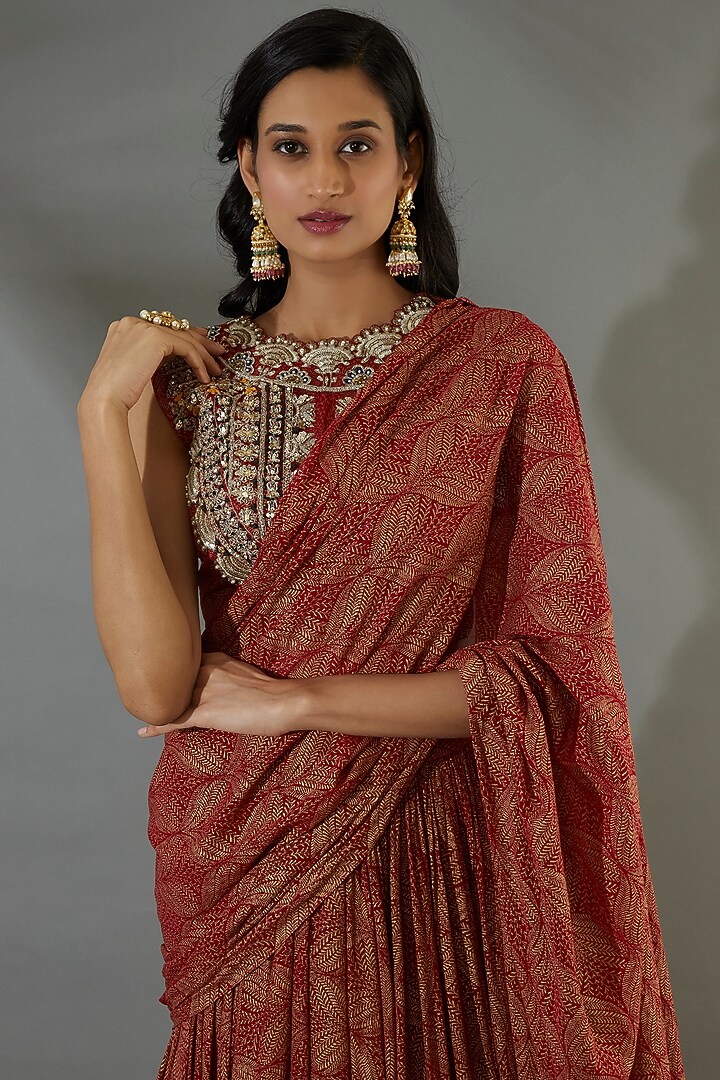 Red Georgette Banarasi Printed Pleated Wedding Saree Set by Bhumika Sharma at Pernia's Pop Up Shop