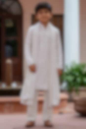 Off-White Chanderi Kurta Set For Boys by Bohame Kids at Pernia's Pop Up Shop