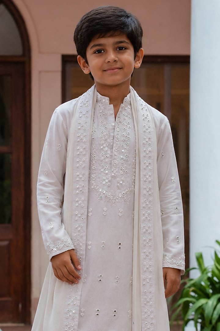 Off-White Chanderi Kurta Set For Boys by Bohame Kids at Pernia's Pop Up Shop