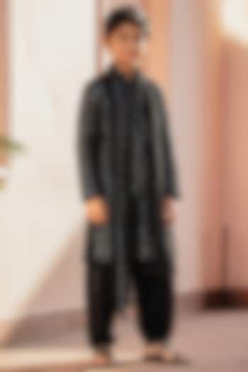 Black Chikankari Mirror Embroidered Kurta Set For Boys by Bohame Kids at Pernia's Pop Up Shop