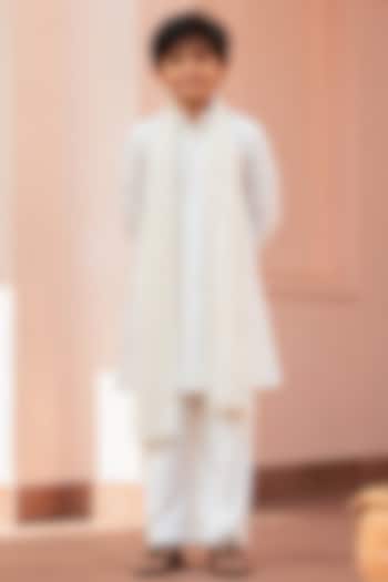 Off-White Chikankari Embroidered Kurta Set For Boys by Bohame Kids at Pernia's Pop Up Shop