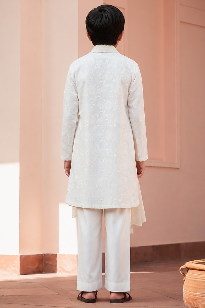 Off-White Chikankari Embroidered Kurta Set For Boys by Bohame Kids at Pernia's Pop Up Shop