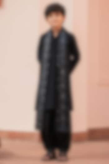 Black Chikankari Kurta Set For Boys by Bohame Kids at Pernia's Pop Up Shop
