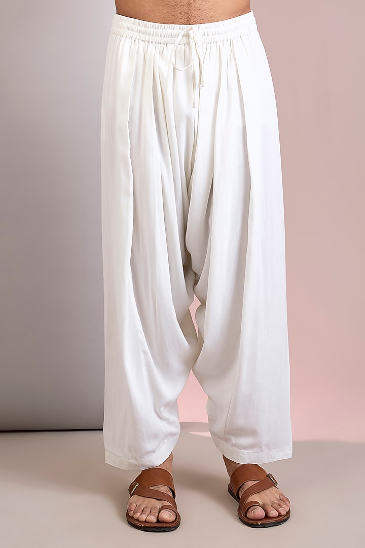 Off-White Georgette & Tussar Chikankari Embroidered Kurta Set by Bohame Men at Pernia's Pop Up Shop