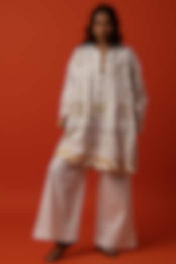 White Cotton Floral Thread Embroidered Kurta Set by BO TREE at Pernia's Pop Up Shop